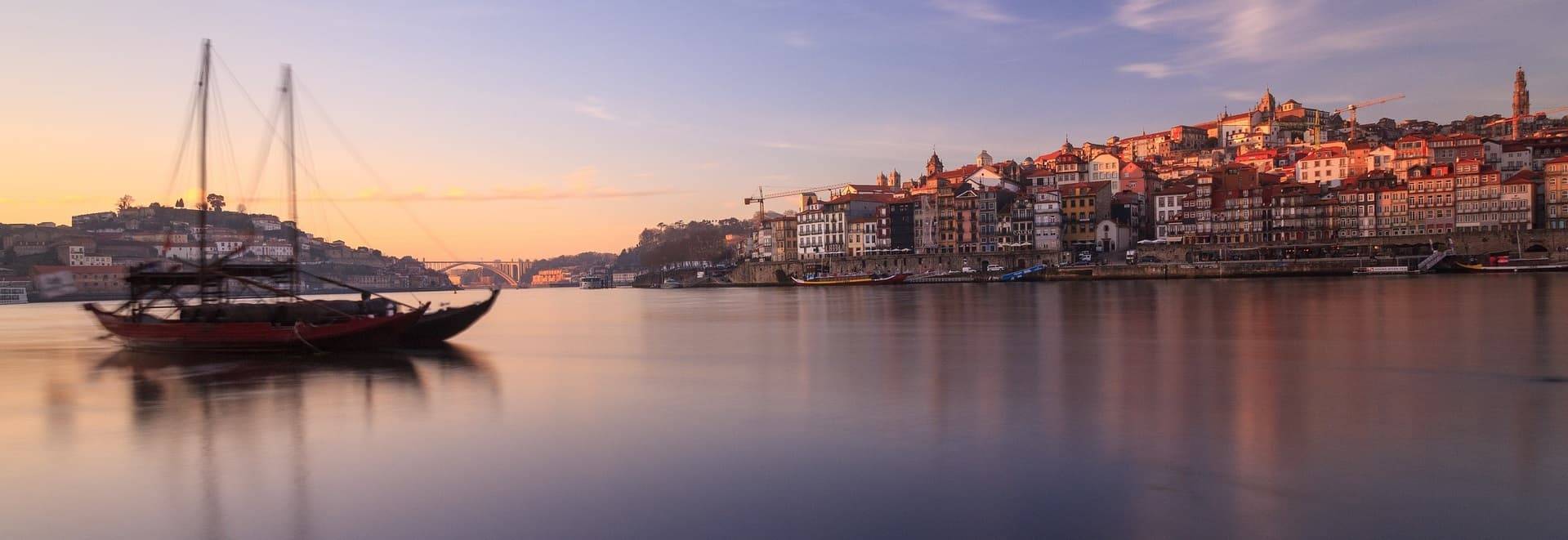 Walking Tour of the Douro River Bank (Small Groups)