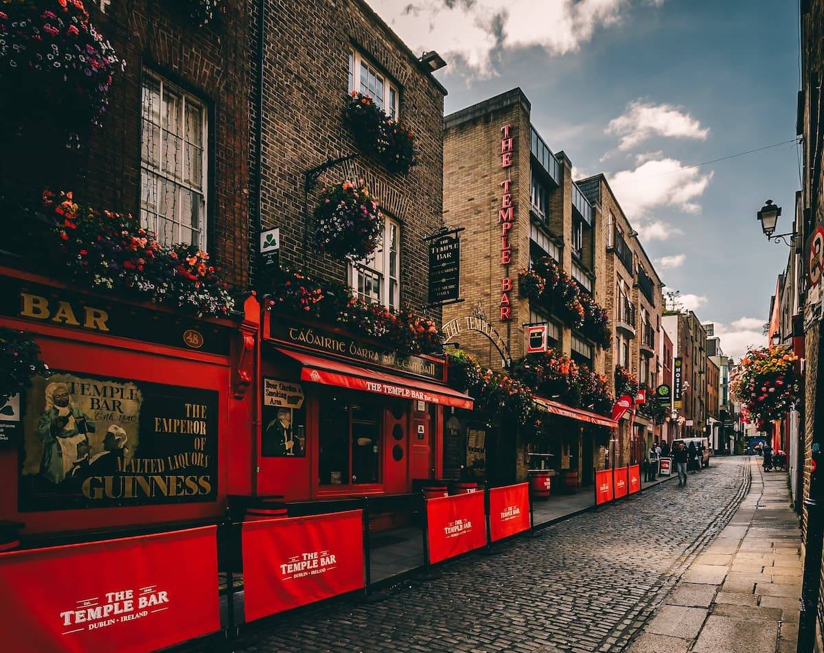 Why Is Temple Bar Famous? Discover Dublin’s Most Iconic District