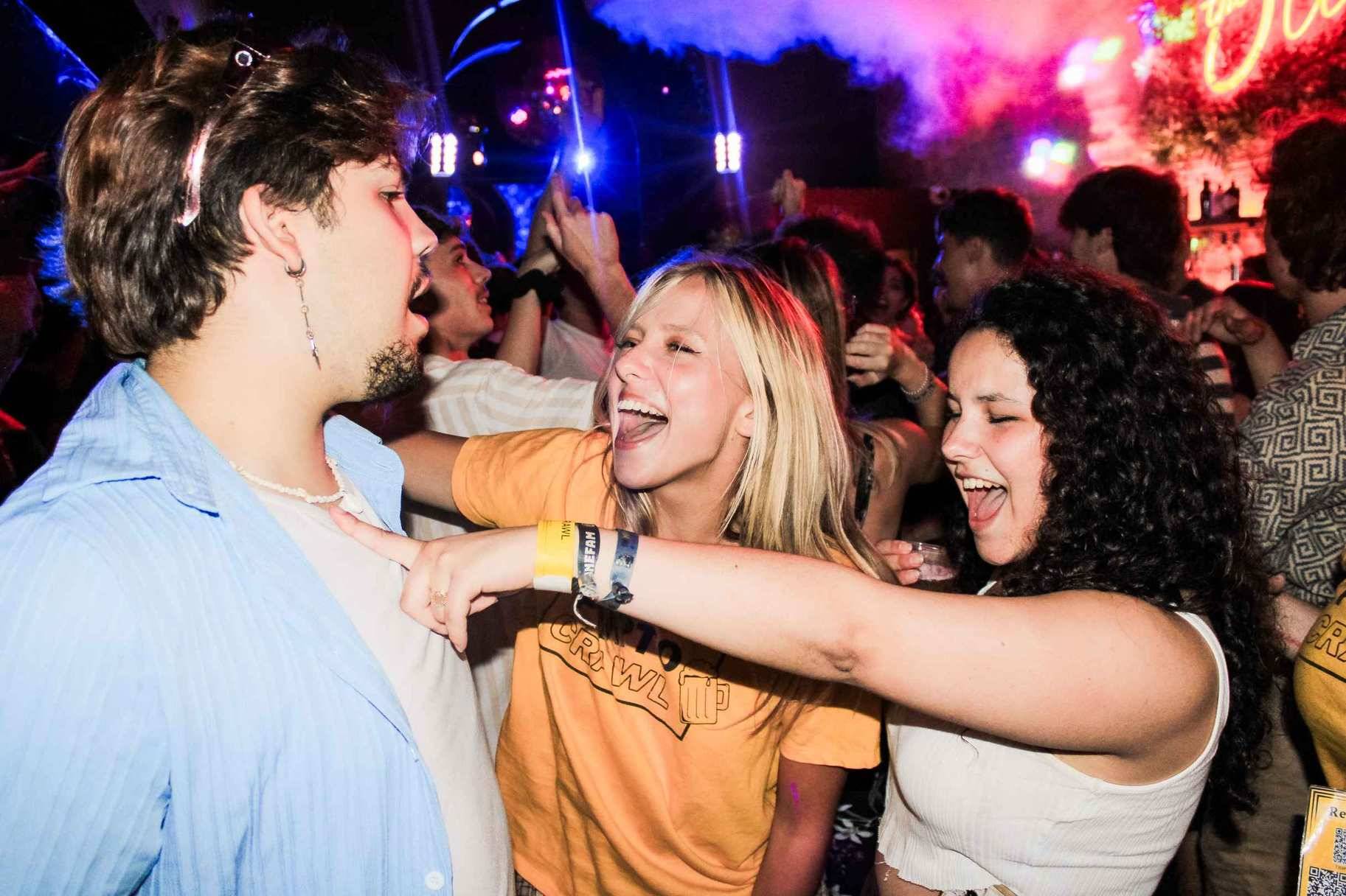 Porto Pub Crawl Friends Dancing Neon