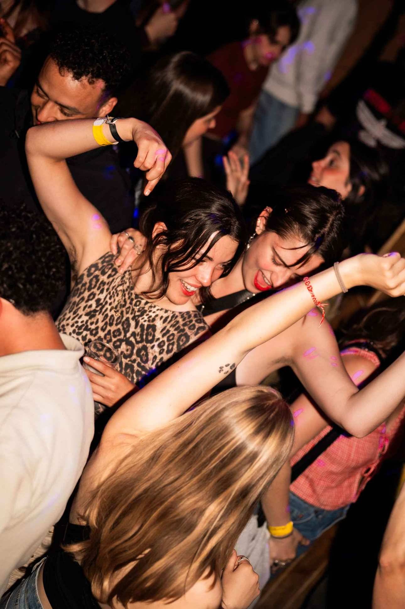 Porto Pub Crawl Dancing Crowd