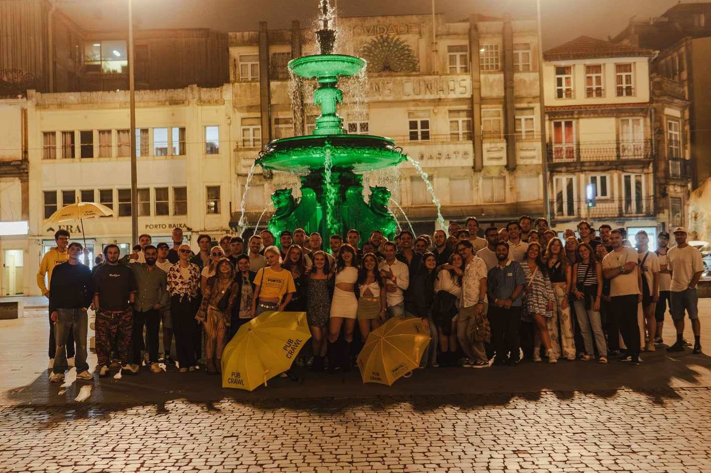 Porto Pub Crawl Group Photo Fountain