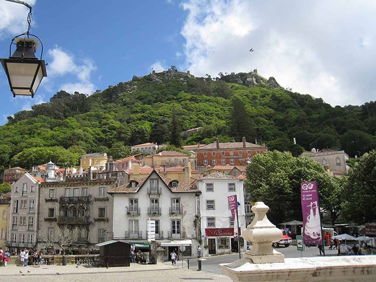 Calles De Sintra con vista al castillo de los Moros