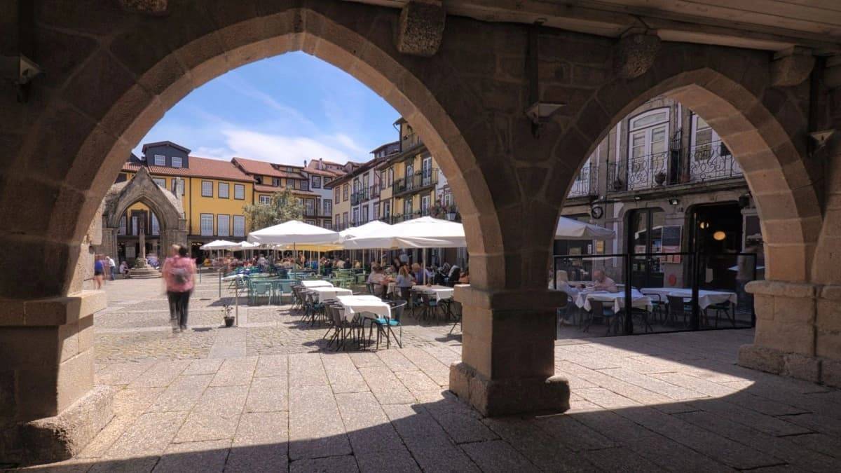 Guimaraes Tour Arcadas Largo Da Oliveira