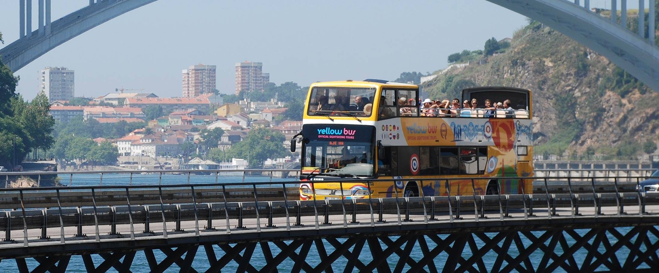 Autobus Turistico Porto Vintage Yellow Bus