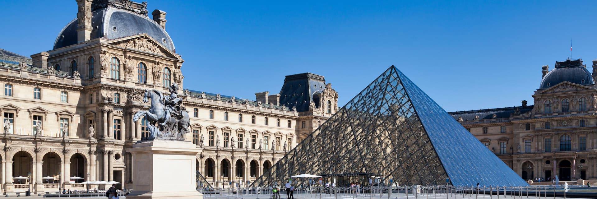 Hidden Gems and Secret Paris Free Tour