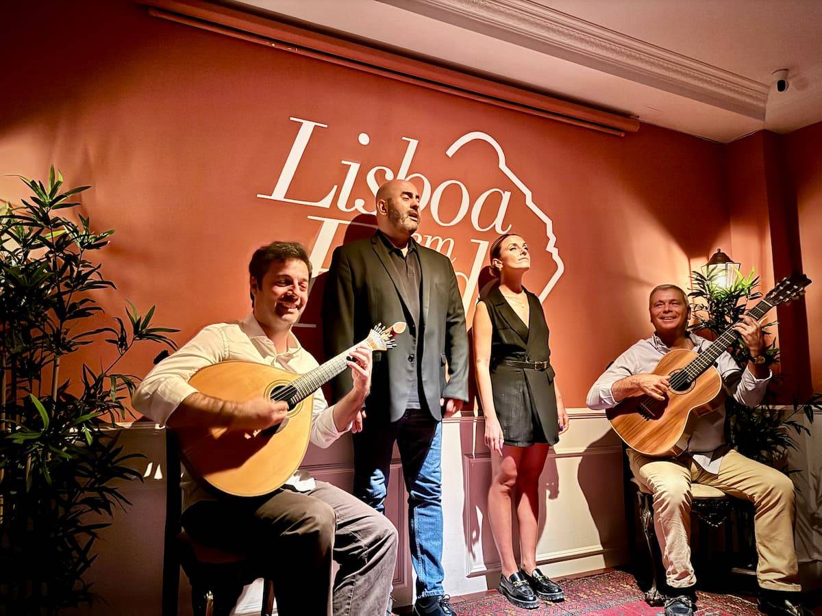 Lisboa Em Fado Performance by Mario and Mel