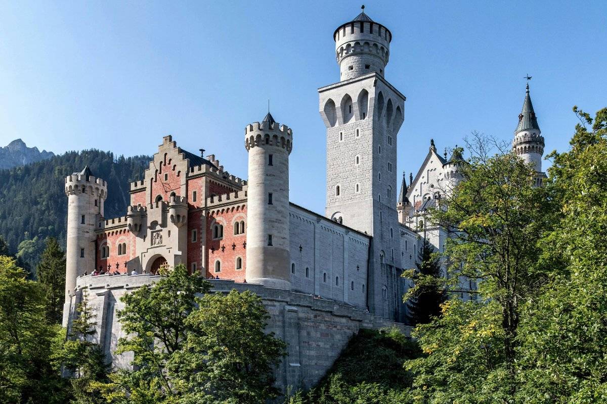 Castillo Neuschwanstein Fachada Principal Dia Soleado