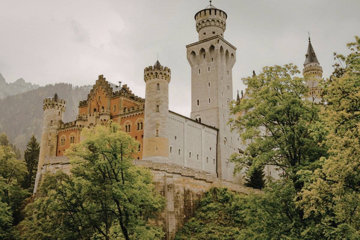Castillo Neuschwanstein Vista Lateral Dia Nublado Alemania