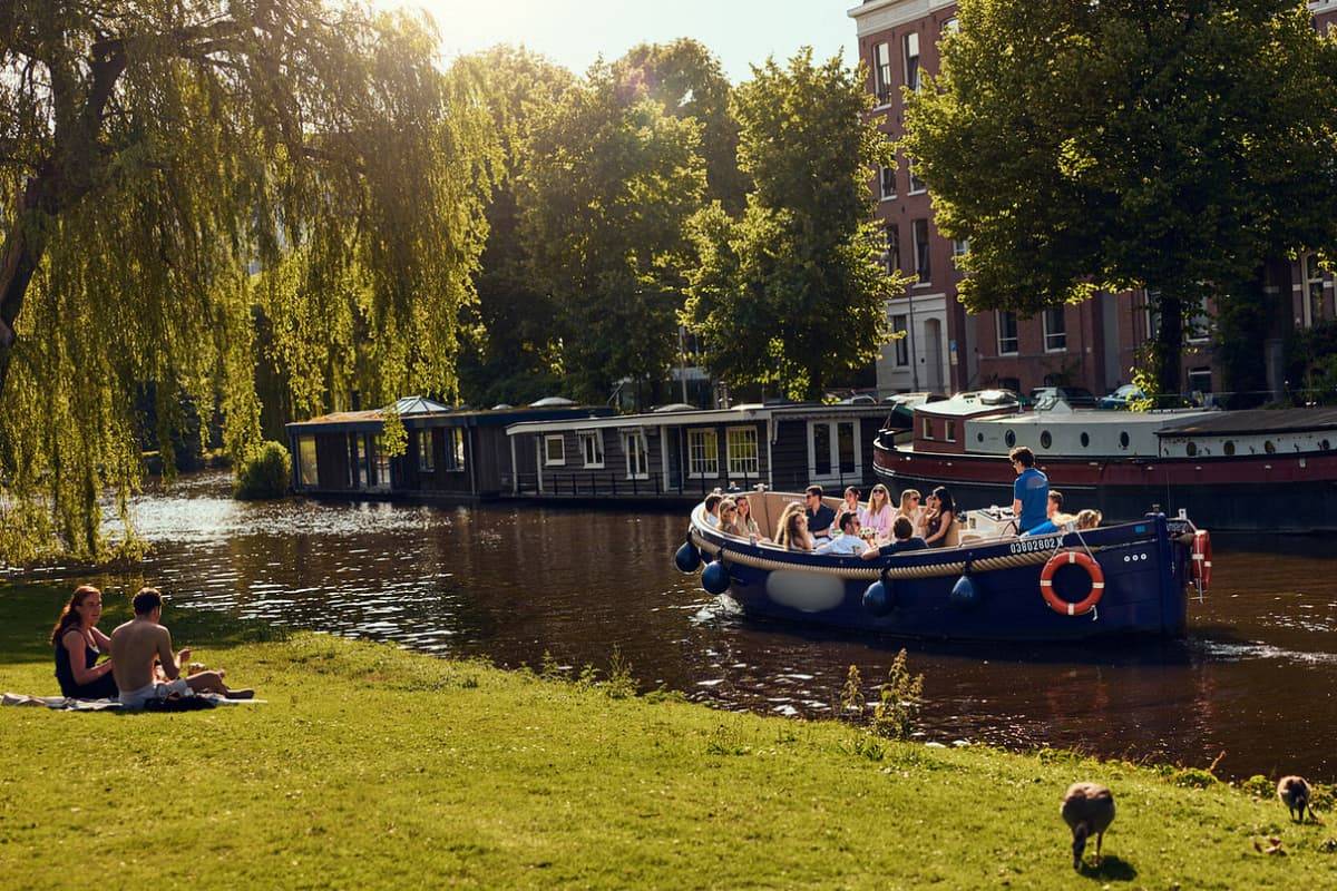 Barco Por Los Canales De Amsterdam