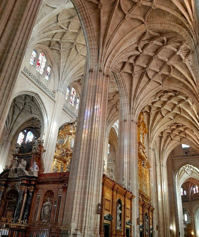 Catedral De Segovia Claustro Y Capillas Interiores