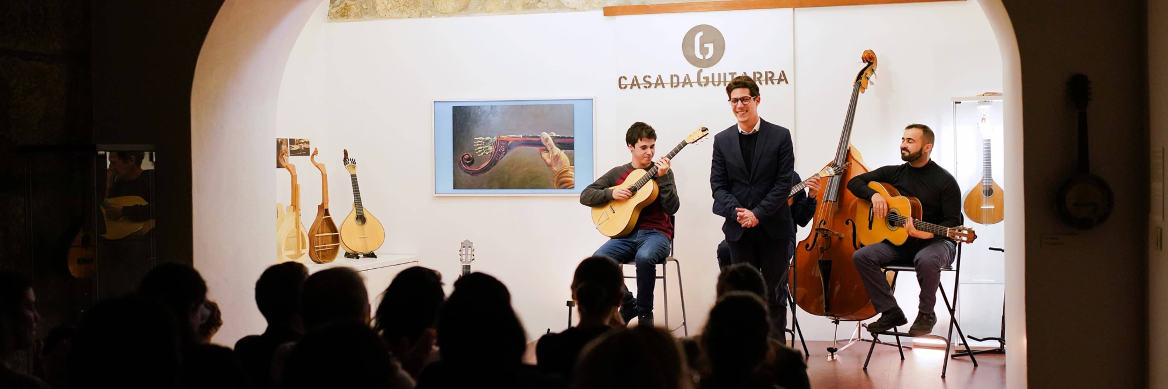 Fado show at Casa da Guitarra