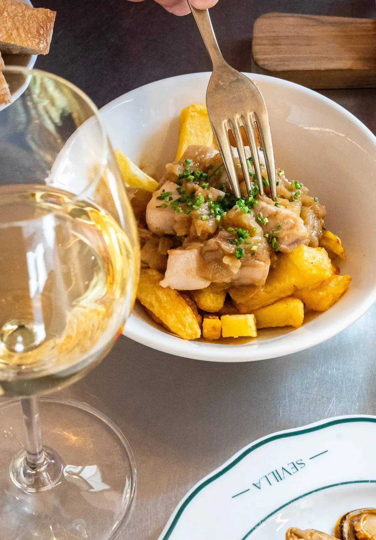 Patatas Atun Encebollado Tapa Sevilla Vino